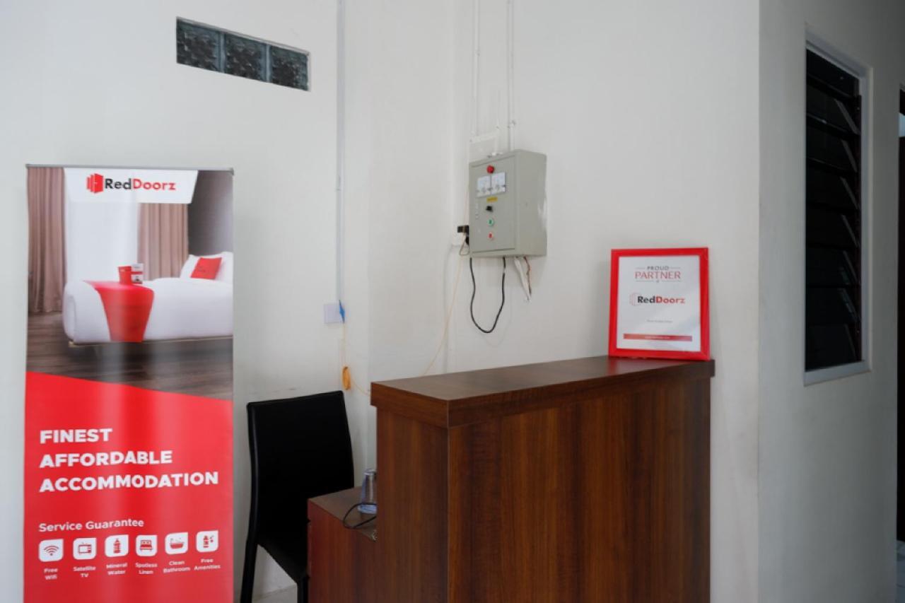 Reddoorz Hostel Near Kota Lama Семаранг Экстерьер фото