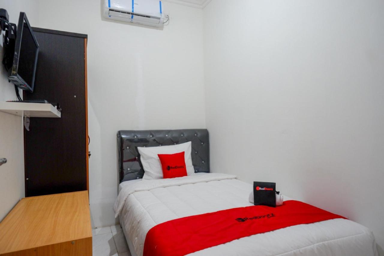 Reddoorz Hostel Near Kota Lama Семаранг Экстерьер фото