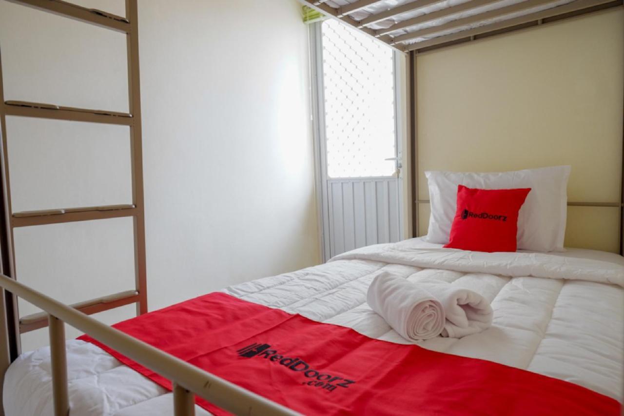 Reddoorz Hostel Near Kota Lama Семаранг Экстерьер фото